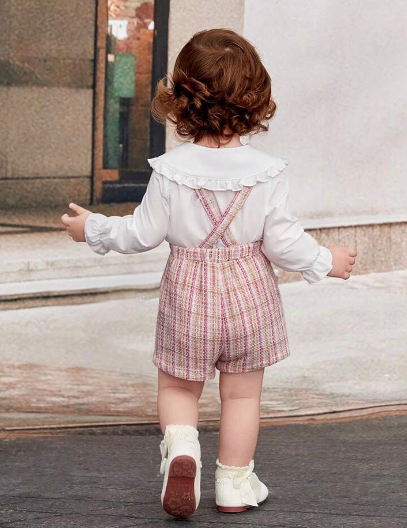 Conjunto de shorts elegante y tirantes a cuadros para bebé niña con blusa de manga larga